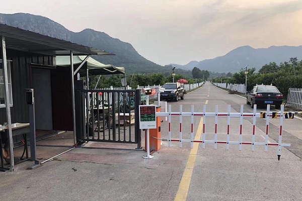 北京顺义新村人脸设别广告门和车牌识别道闸系统